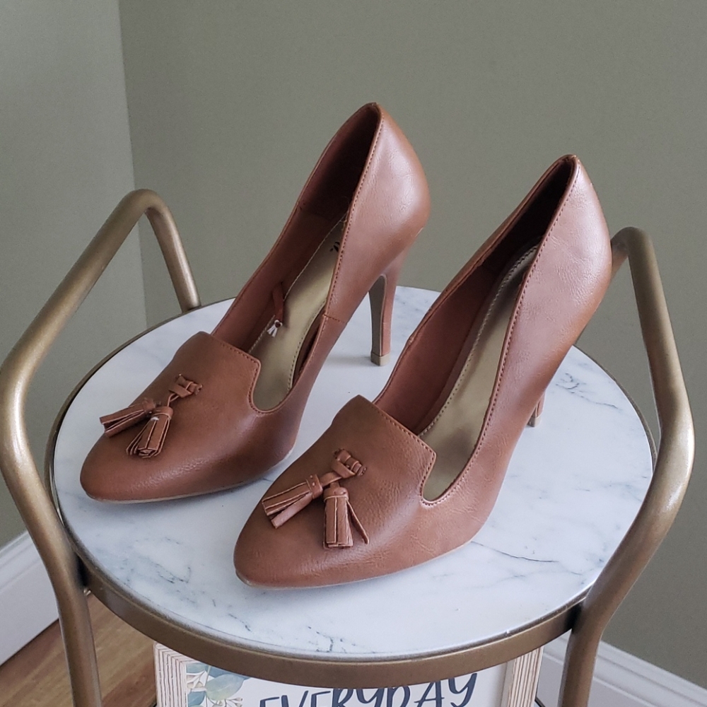 Cognac tassled pointed heels